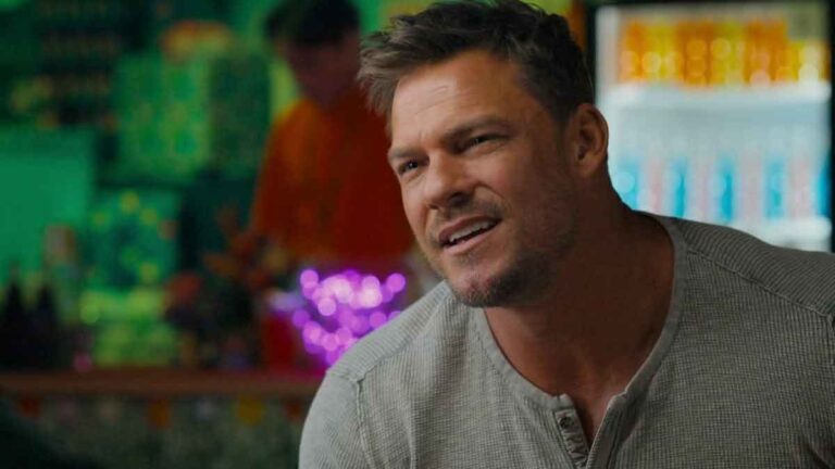 Alan Ritchson explota contra los políticos y el salario mínimo