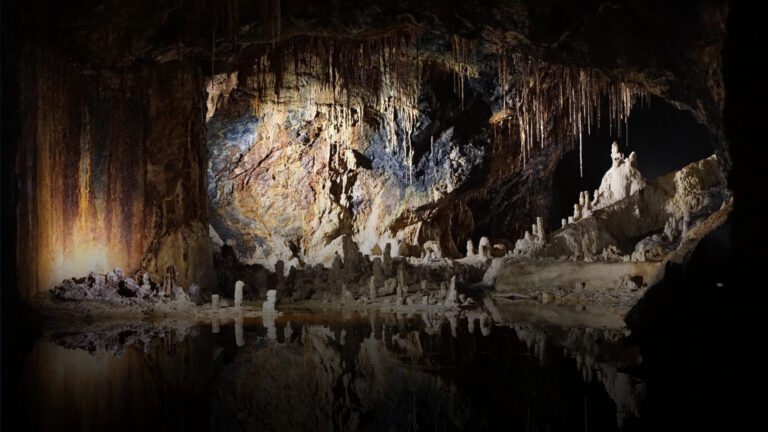 La gruta maldita
